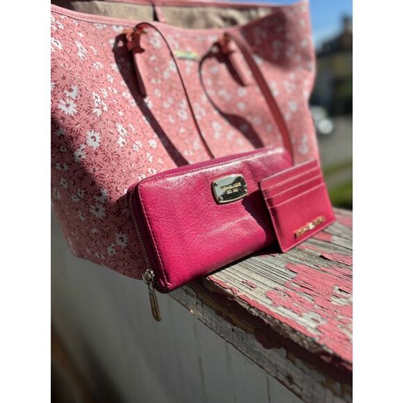 Michael Kors Large Travel Jet Set Carry All Tote, Magenta Wallet & Card Holder - Picture 6 of 16